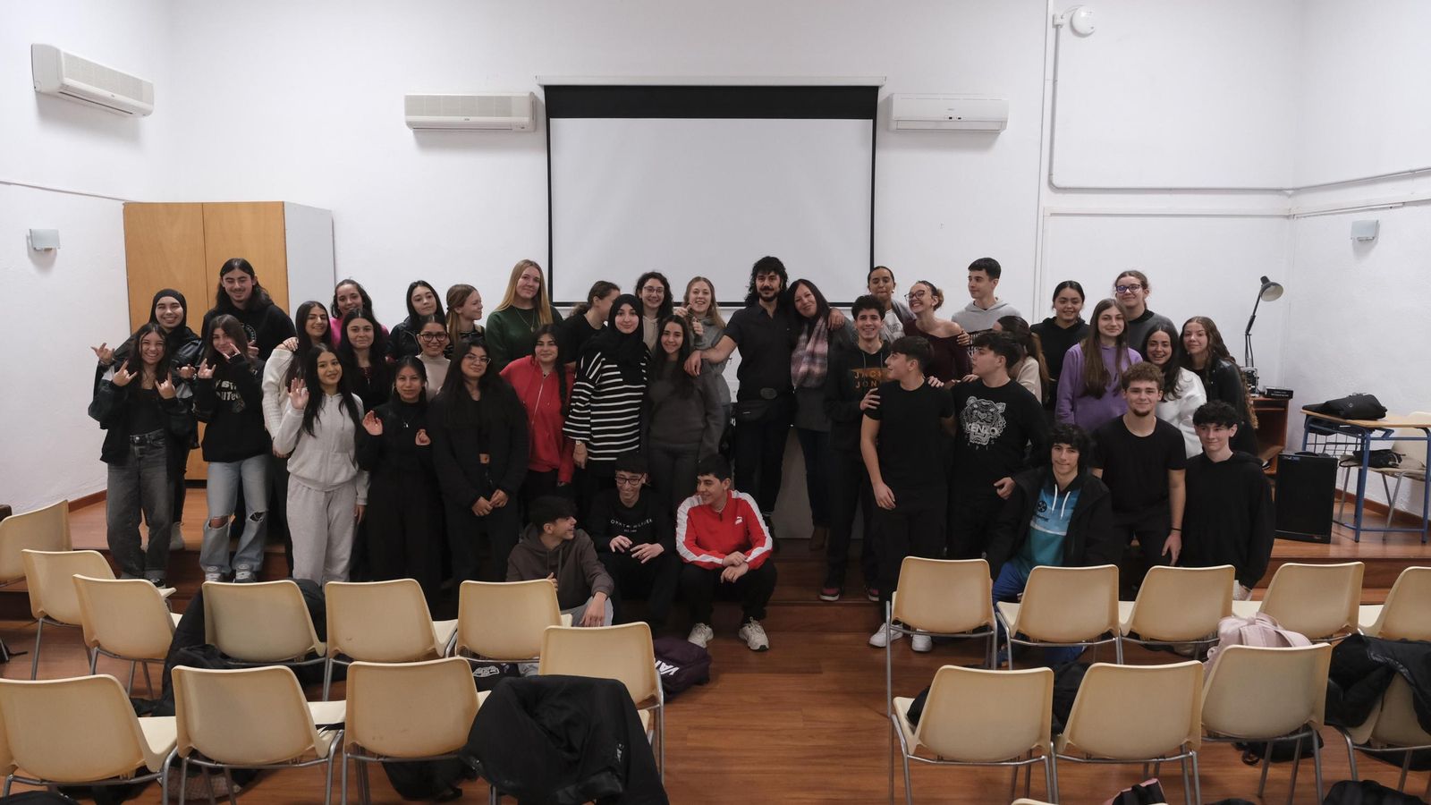 Paco Bezerra con un grupo de alumnos y Lidia Cobos e Irene Cortés.
