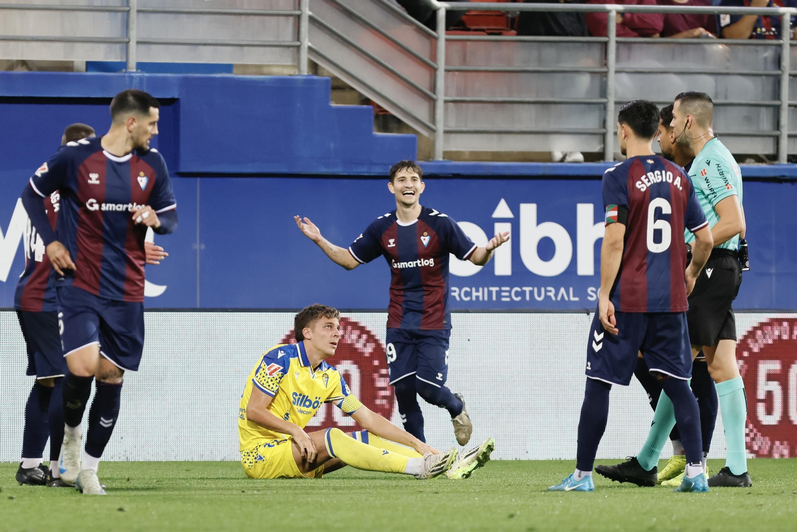 Las imágenes del partido de fútbol Éibar - Cádiz