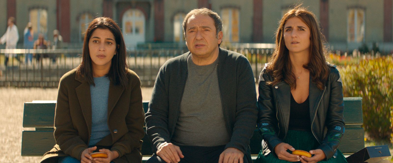 Padre (Timsit) e hijas (Bekhti y Nakache) en una imagen de 'Iré donde tú vayas'.