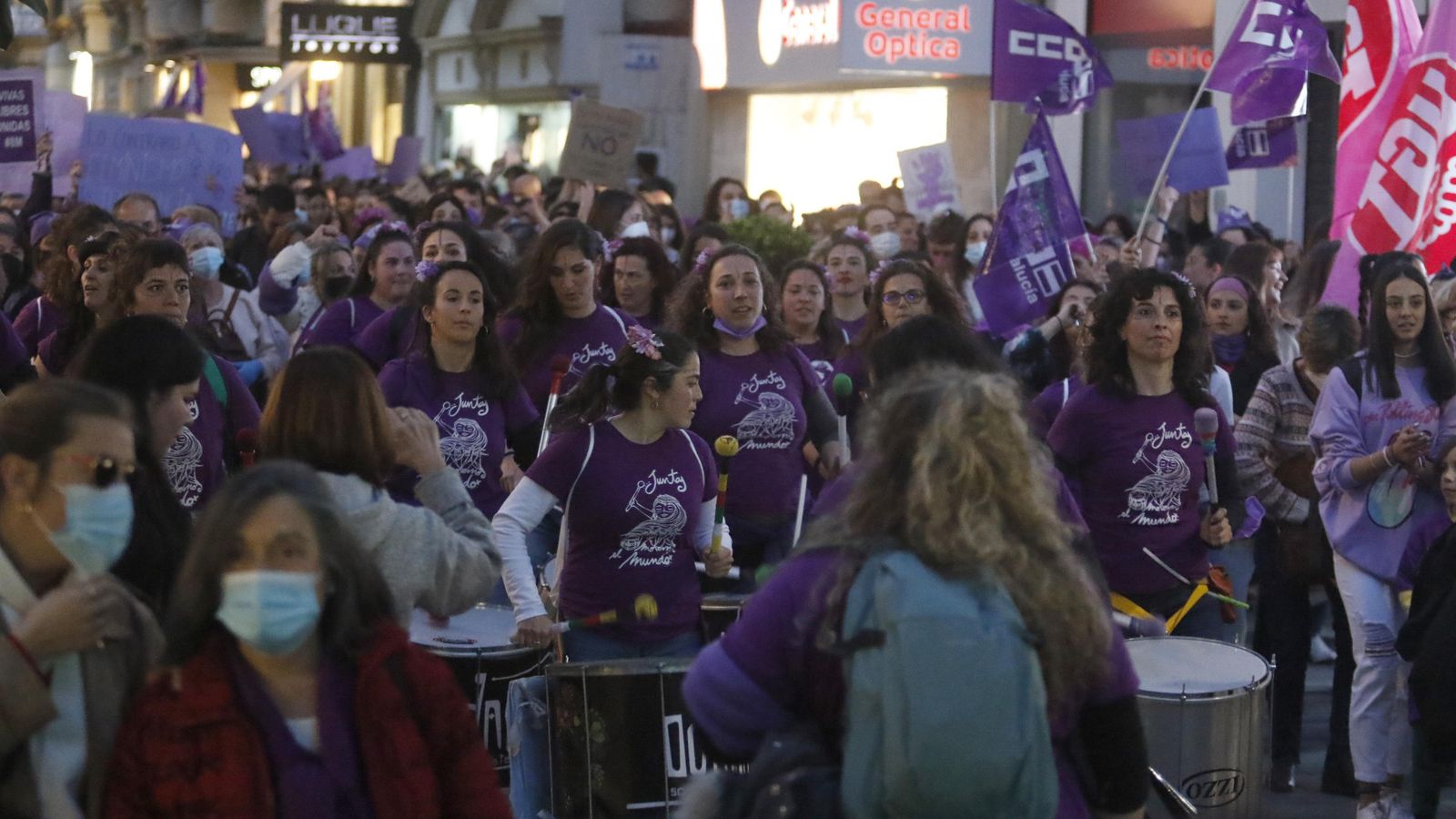 La manifestación a su paso por la calle Cruz Conde.