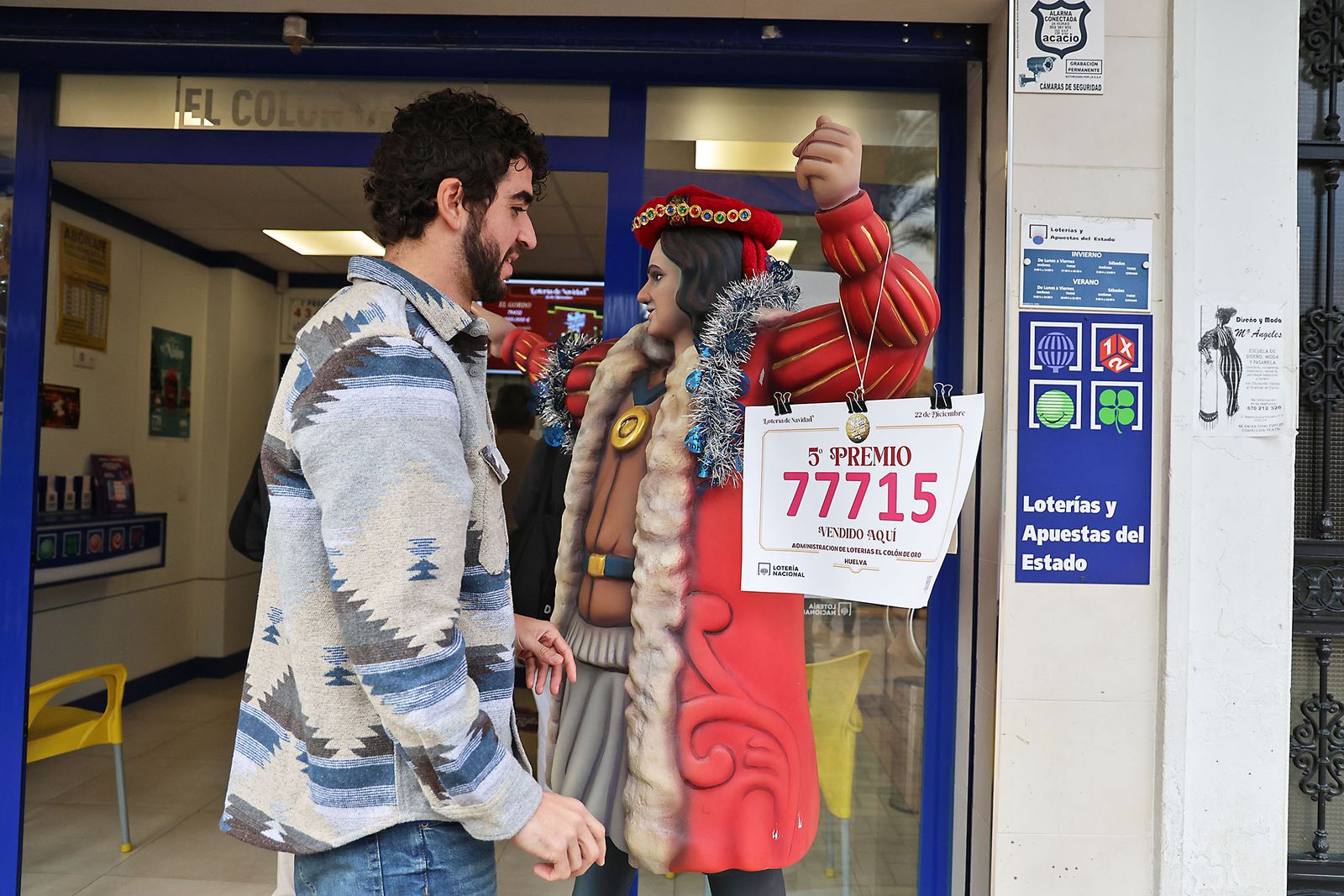 La Loteria de Navidad reparte premios en Huelva (21)