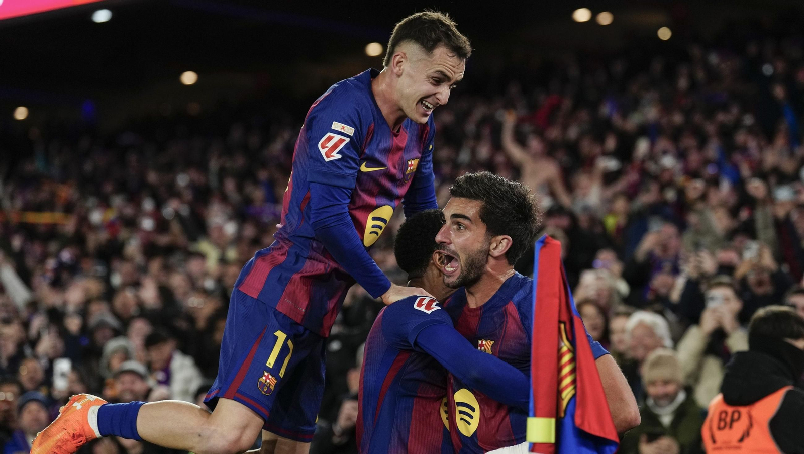 Los jugadores del Barcelona abrazan a Ferran Torres tras el gol definitivo en el tiempo de prolongación.