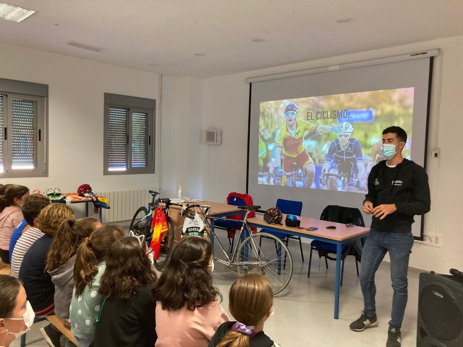 Carmelo Urbano, con los alumnos.