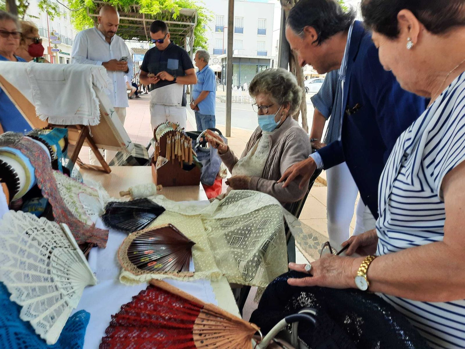 La exhibición de encajeras de bolillos se ubica en la plaza de las Bodegas.
