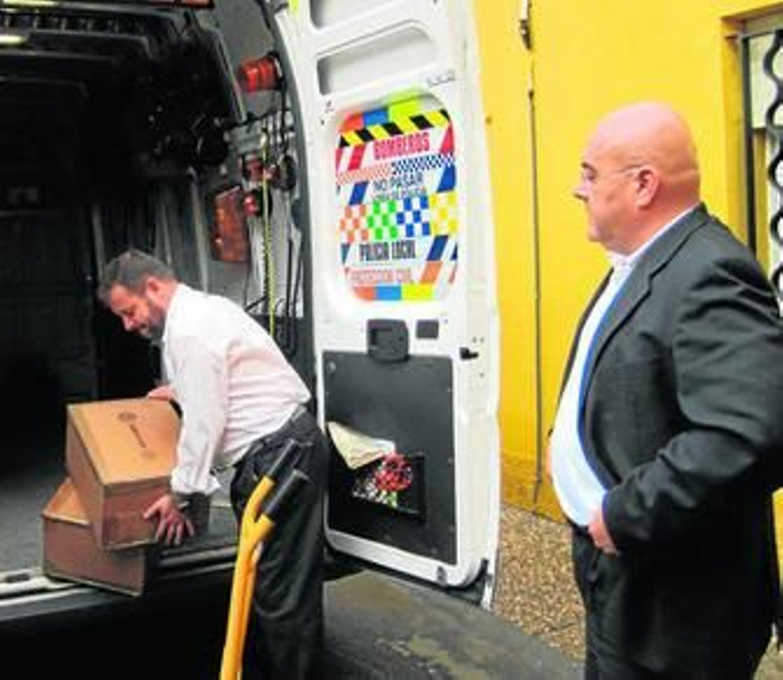 Manuel Aguilera, ayer ante la jefatura, a la llegada de los nuevos equipos de transmisión.