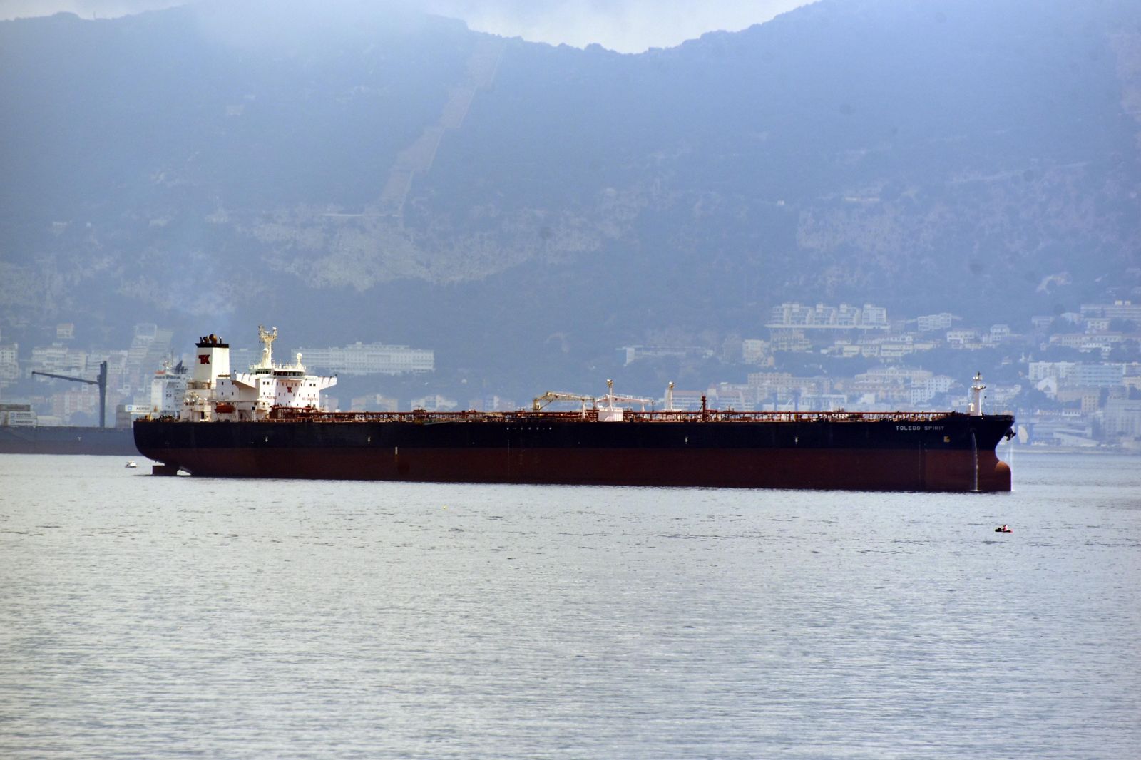 El 'Toledo Spirit', ayer durante su inmovilización en el fondeadero C de la Bahía de Algeciras.