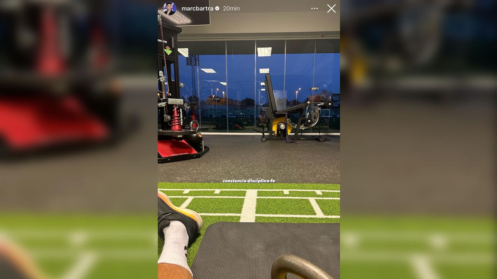 Bartra se ejercita en el gimnasio de la Ciudad Deportiva Luis del Sol.