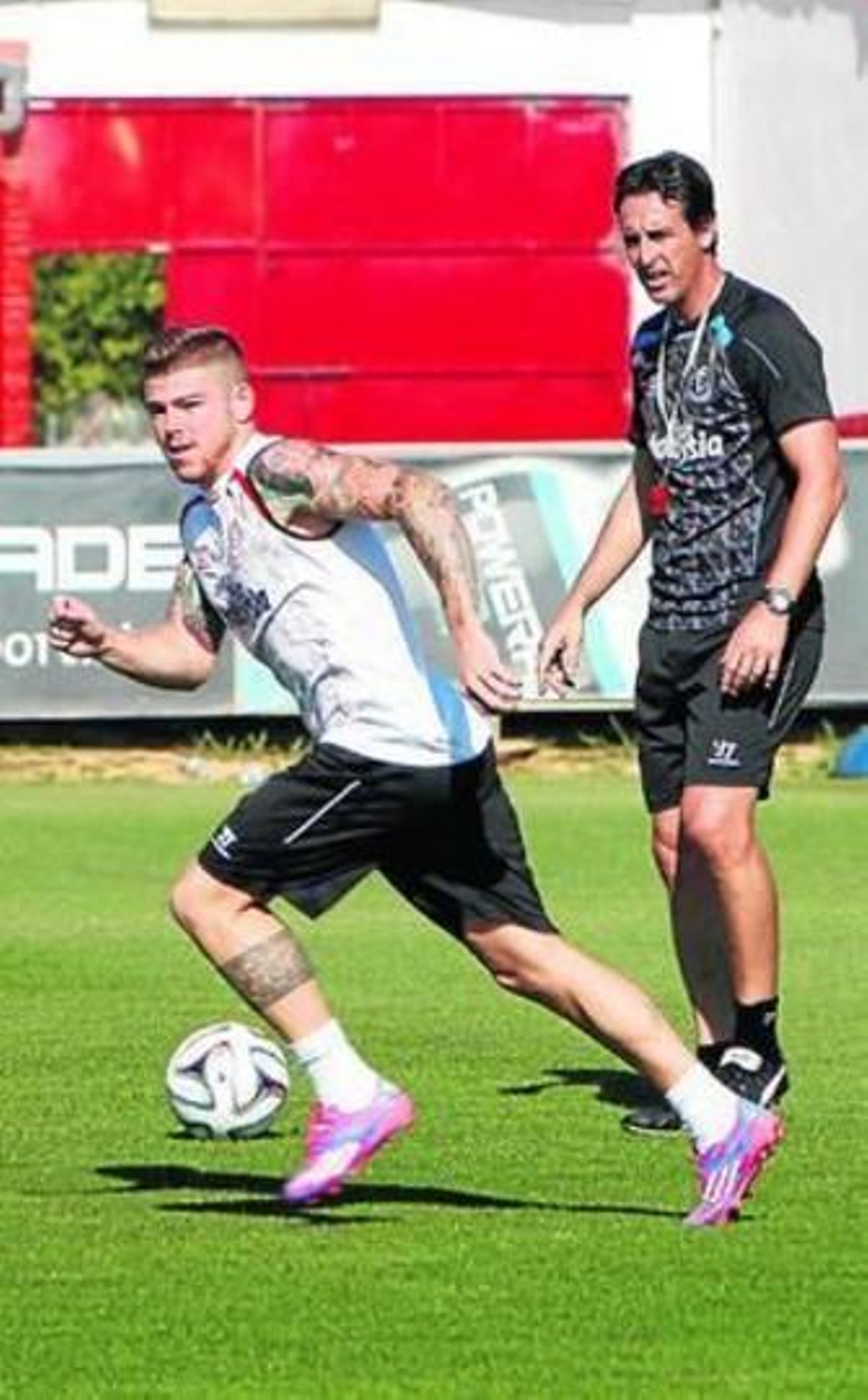 Unai Emery observa la búsqueda del remate de Alberto Moreno en la sesión de ayer.