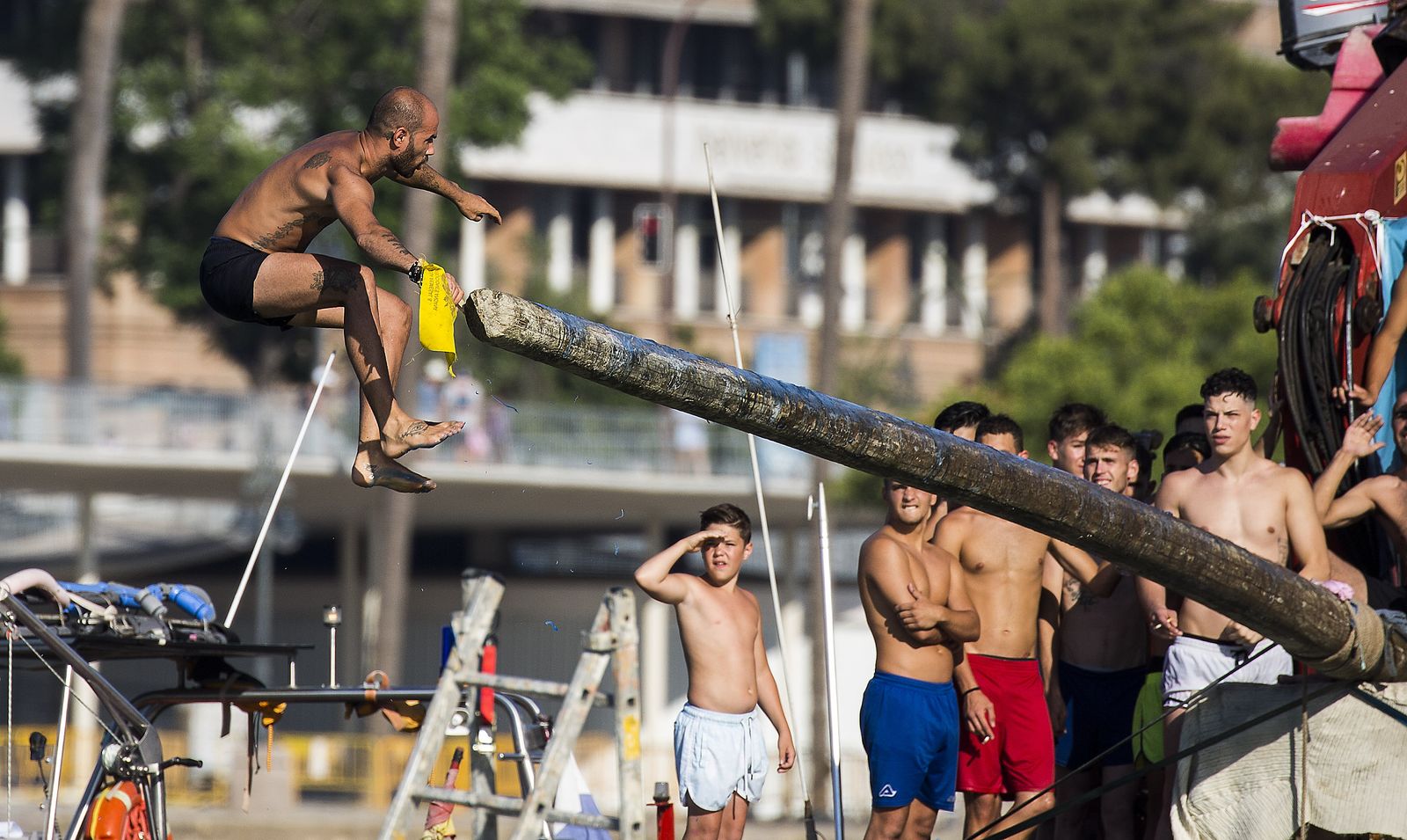 Popular cucaña de la Velá de Santa Ana, en Triana.