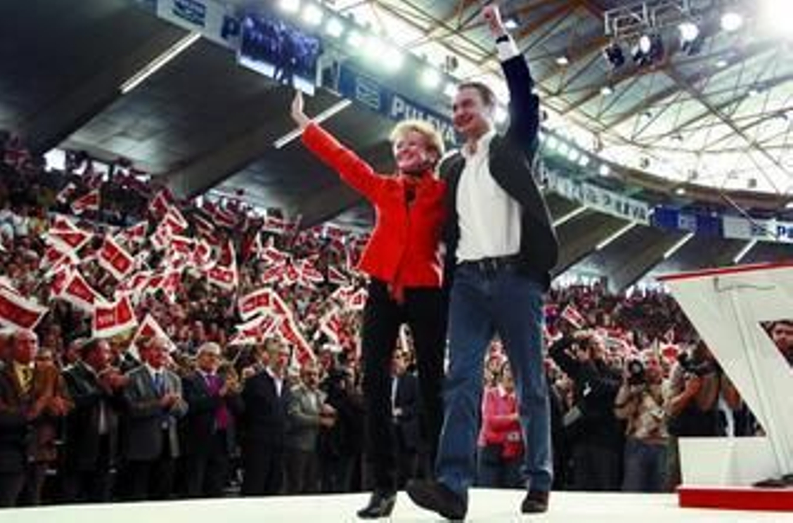 De la Vega y Zapatero, ayer en un multitudinario acto en Valencia.
