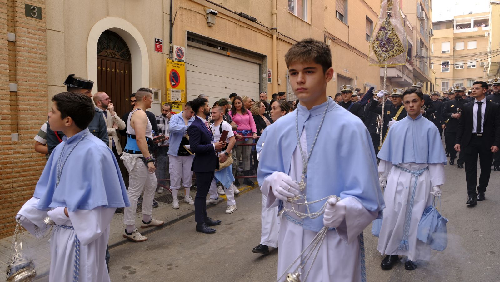 La Procesión de Los Ángeles de sobrepuso a la lluvia, en imágenes
