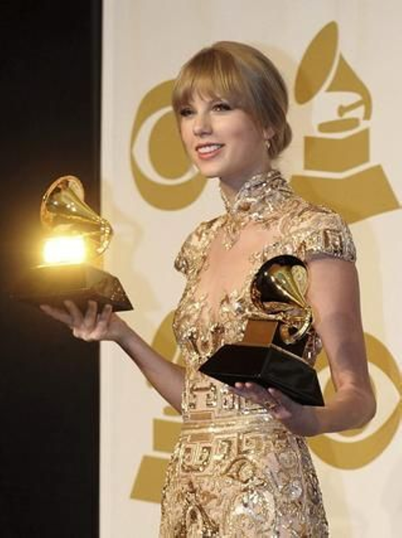 La cantante estadounidense Taylor Swift posa con dos galardones por su tema 'Mean', premiado como mejor canción country y mejor actuación country en solitario. / EFE