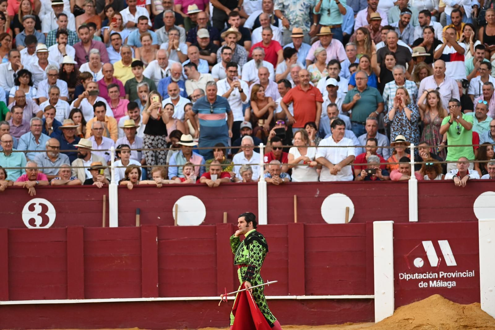 Morante hace un gesto de desdén ante un público que lo abroncaba. Morante hace un gesto de desdén ante un público que lo abroncaba.