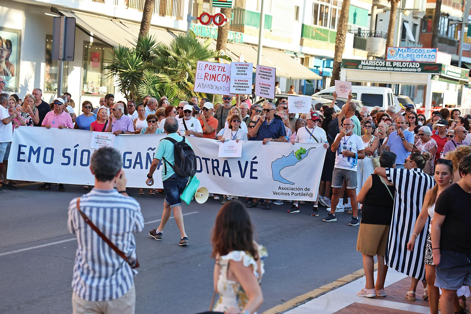 Imágenes de la concentración de los vecinos del Portil por el abandono de la playa