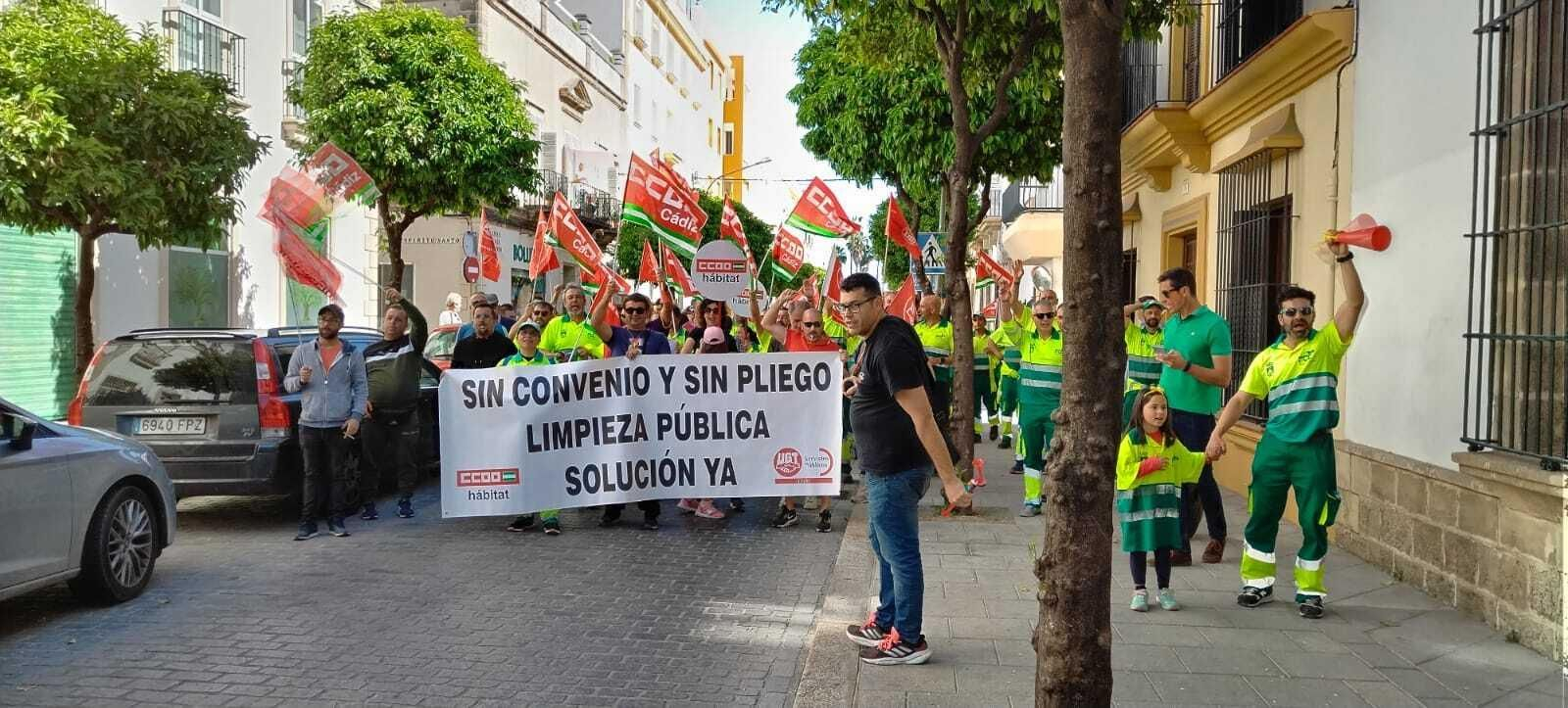 La plantilla, camino del Ayuntamiento de El Puerto durante la marcha de protesta. La plantilla, camino del Ayuntamiento de El Puerto durante la marcha de protesta.