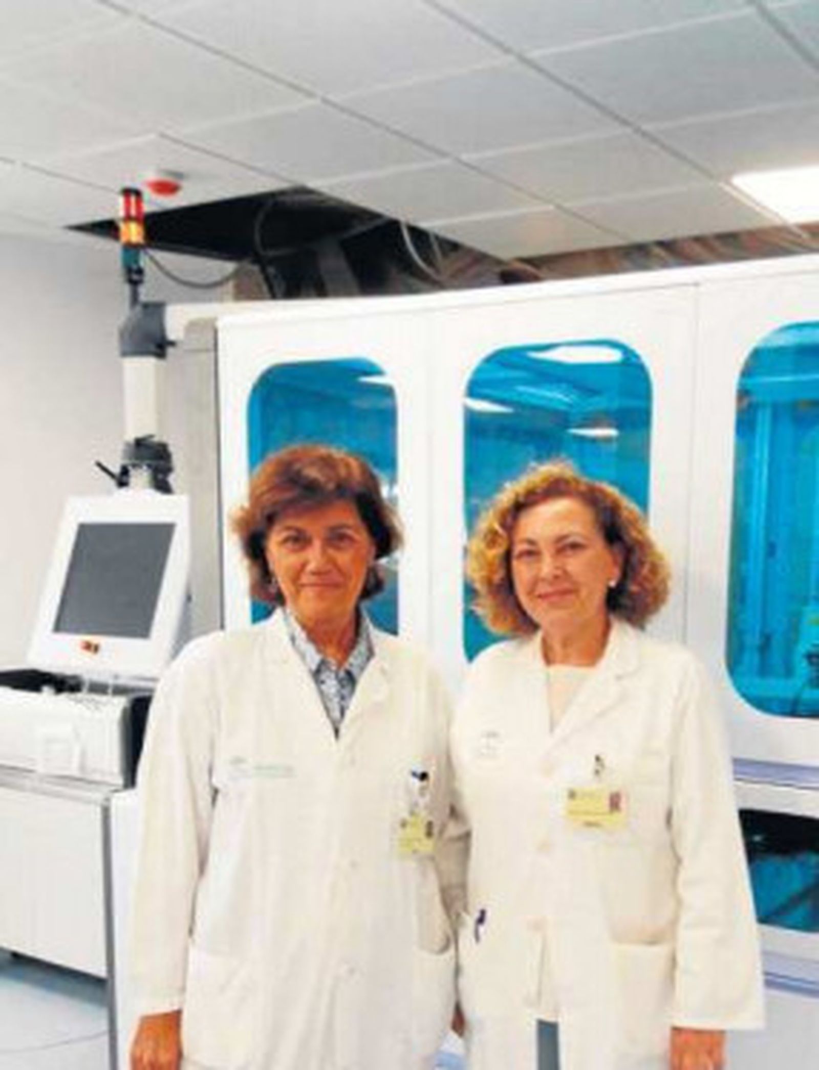 Carmen Bermudo, jefa de sección de Bioquímica Clínica, y Concepción González, directora de la unidad.
