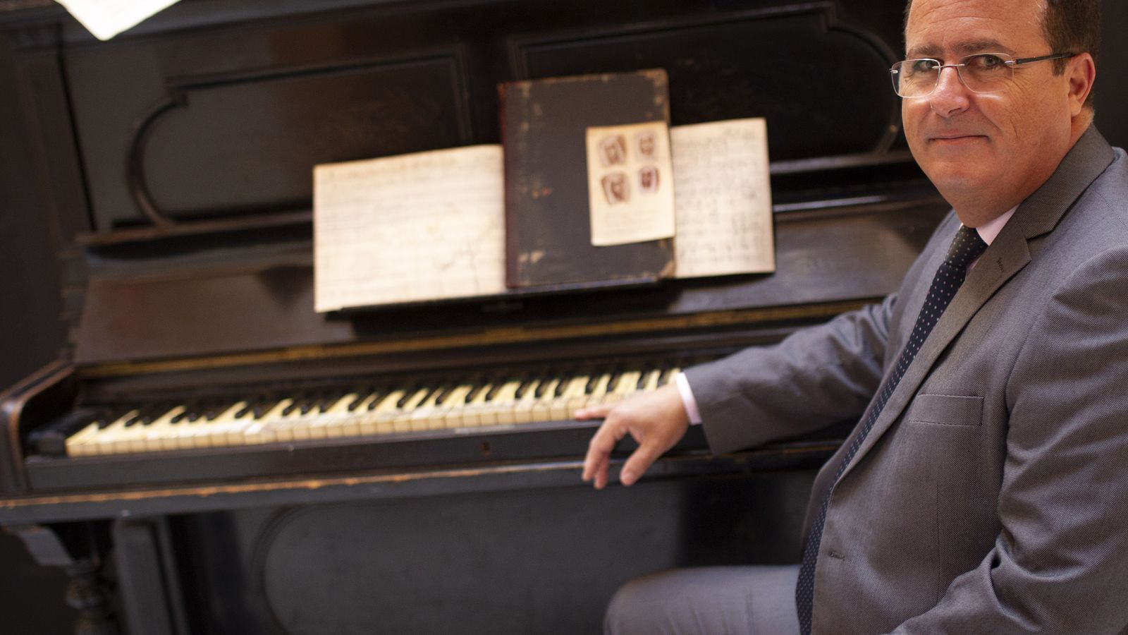 Cabrera sentado ante el piano en el que se estrenó la marcha 'Amarguras'.