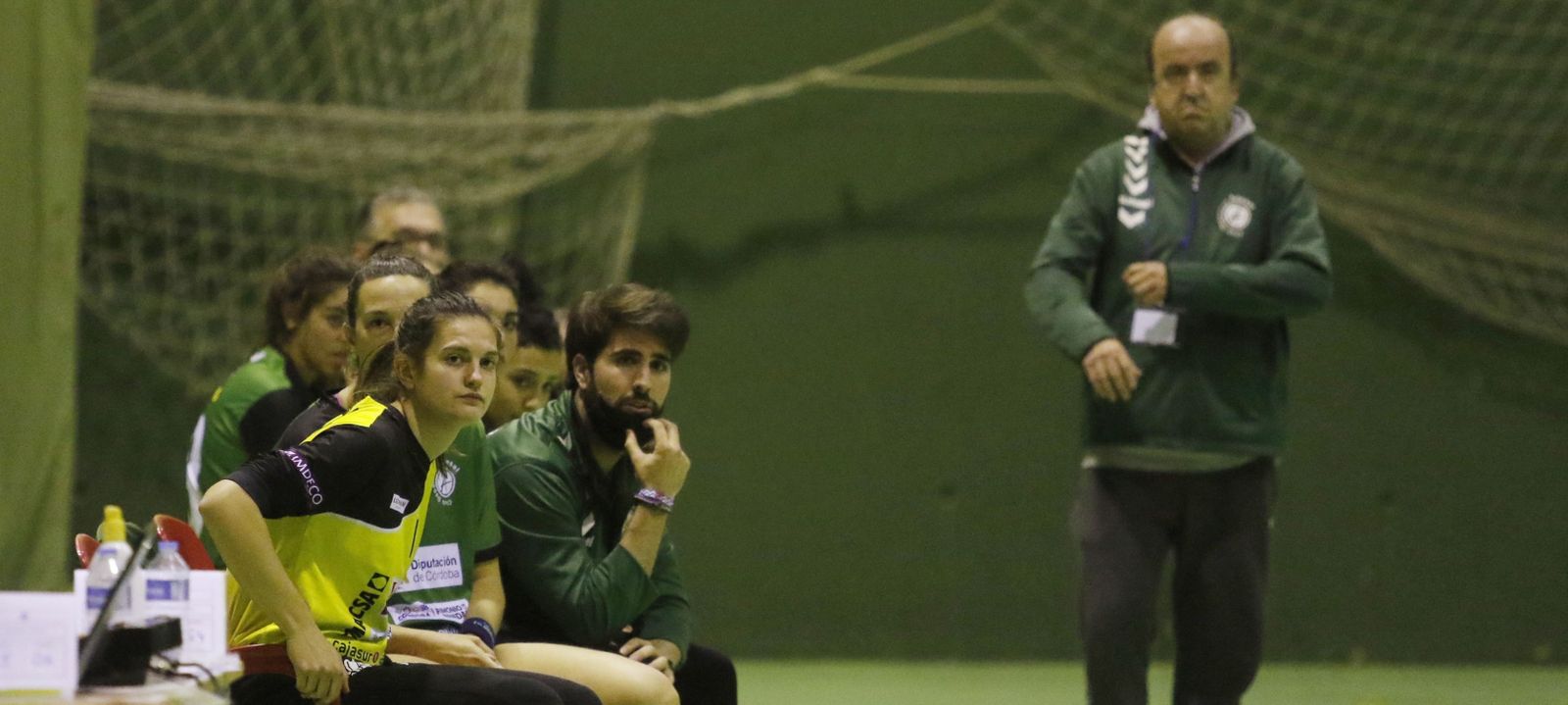 Alba González, en el banquillo, observa un encuentro.