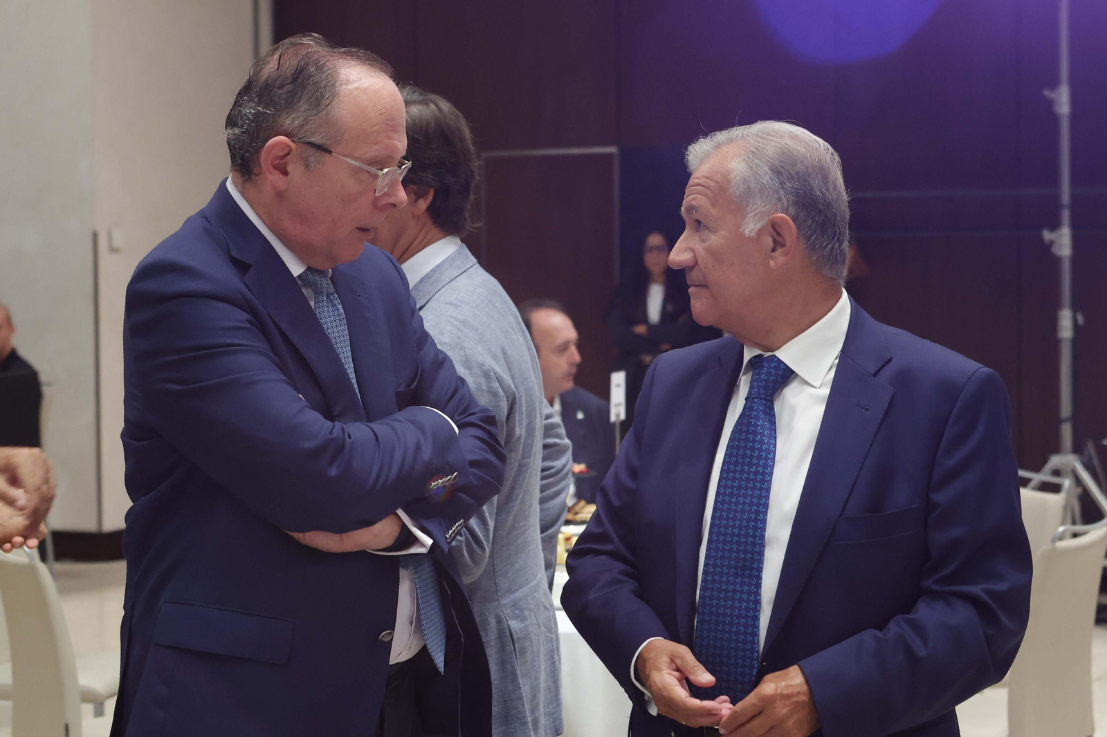 Imágenes de los asistentes al Foro Joly con Hugo Morán