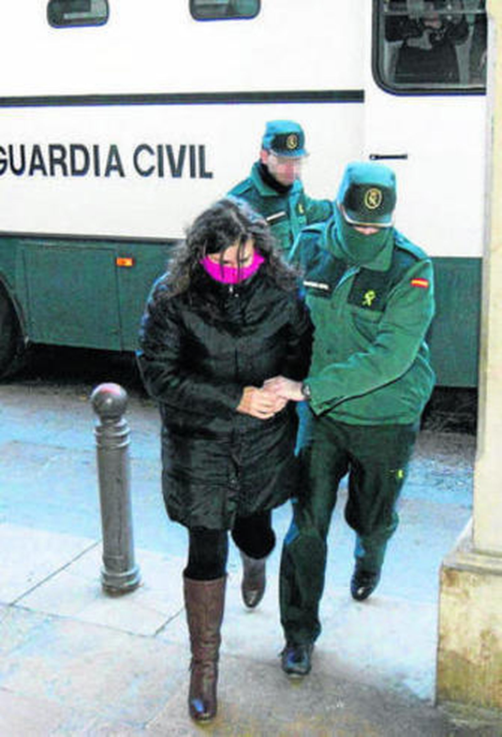 Una de las arrestadas, a su llegada a la sede judicial.