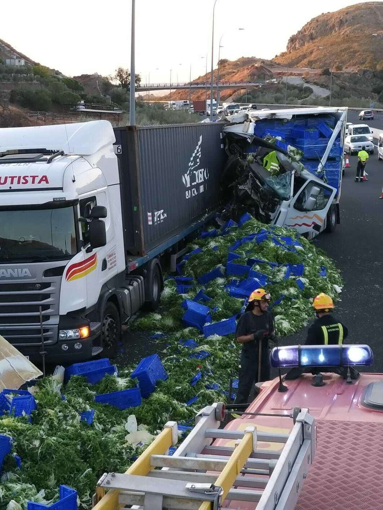 Un accidente  entre dos camiones en la A7 sentido Torremolinos causa 13 kilómetros de retención
