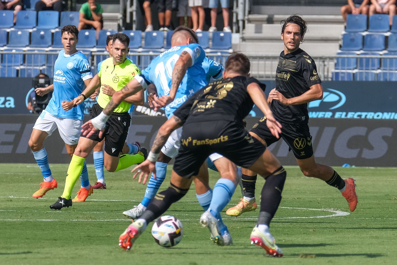 El árbitro valenciano Andrés Fuentes Molina, en un Ibiza- Tenerife.