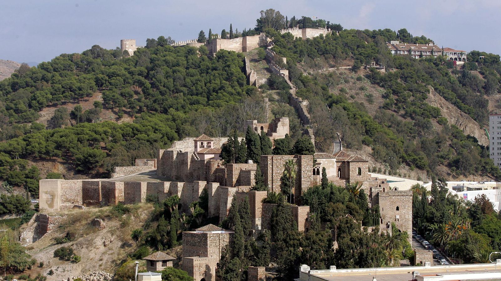 La Alcazaba y el castillo de Gibralfaro. La Alcazaba y el castillo de Gibralfaro.