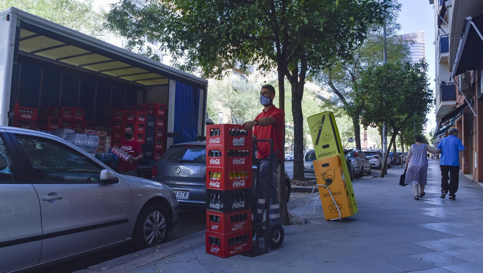 Dos repartidores cargan refrescos en Ronda de Triana.