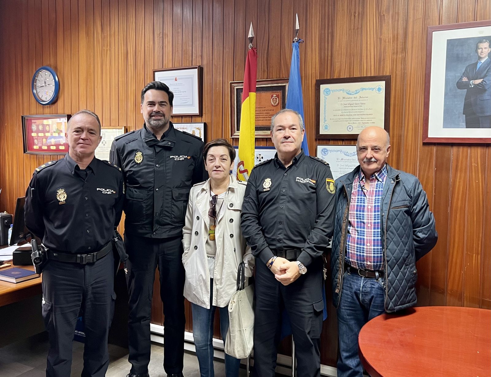 La mujer, en la Comisaría de El Puerto, junto a los agentes y a su marido.