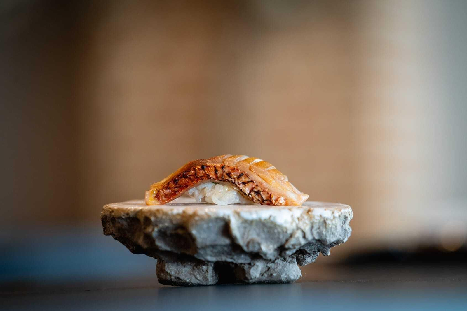Nigiri de salmonete, su piel tostada y hoja de shiso. 6 platos japoneses exclusivos que sólo puedes comer en el Restaurante Akase