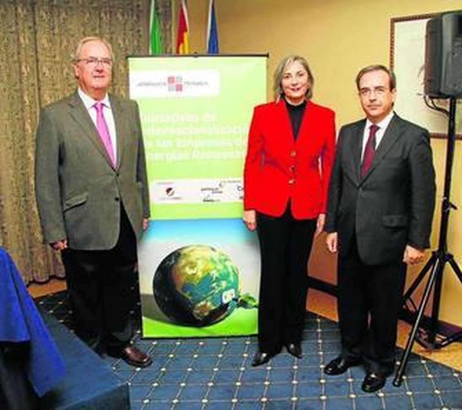El presidente de Aprean, Mariano Barroso, la directora general de Extenda, María Teresa  Sáez, y el director general del Grupo Joly, Juan Carlos Fernández.
