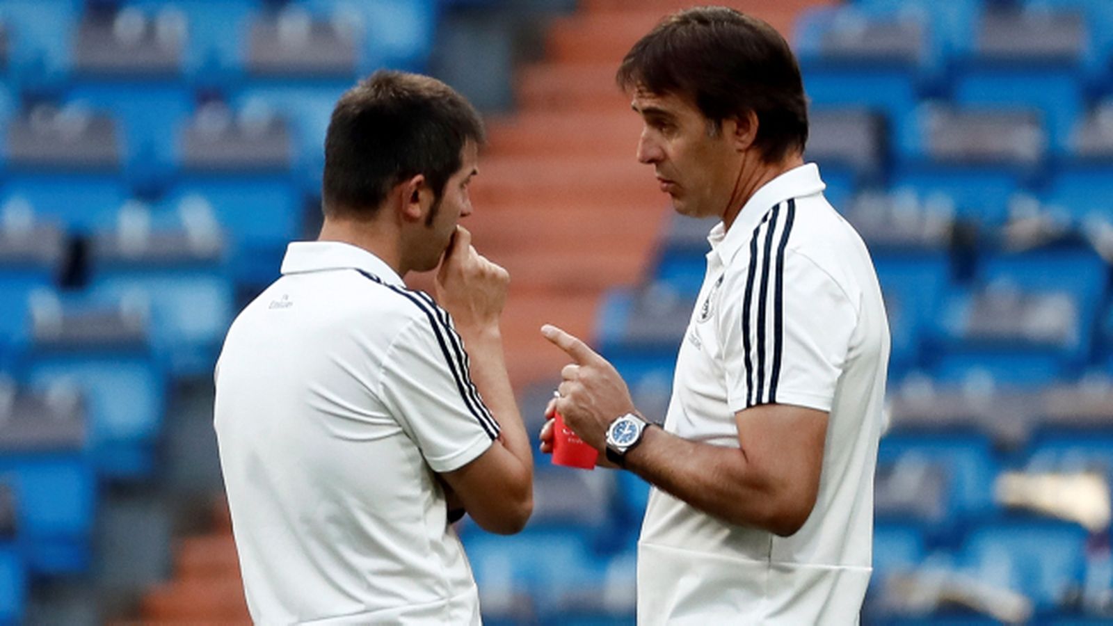Lopetegui le hace un comentario a Celades en el Santiago Bernabéu.