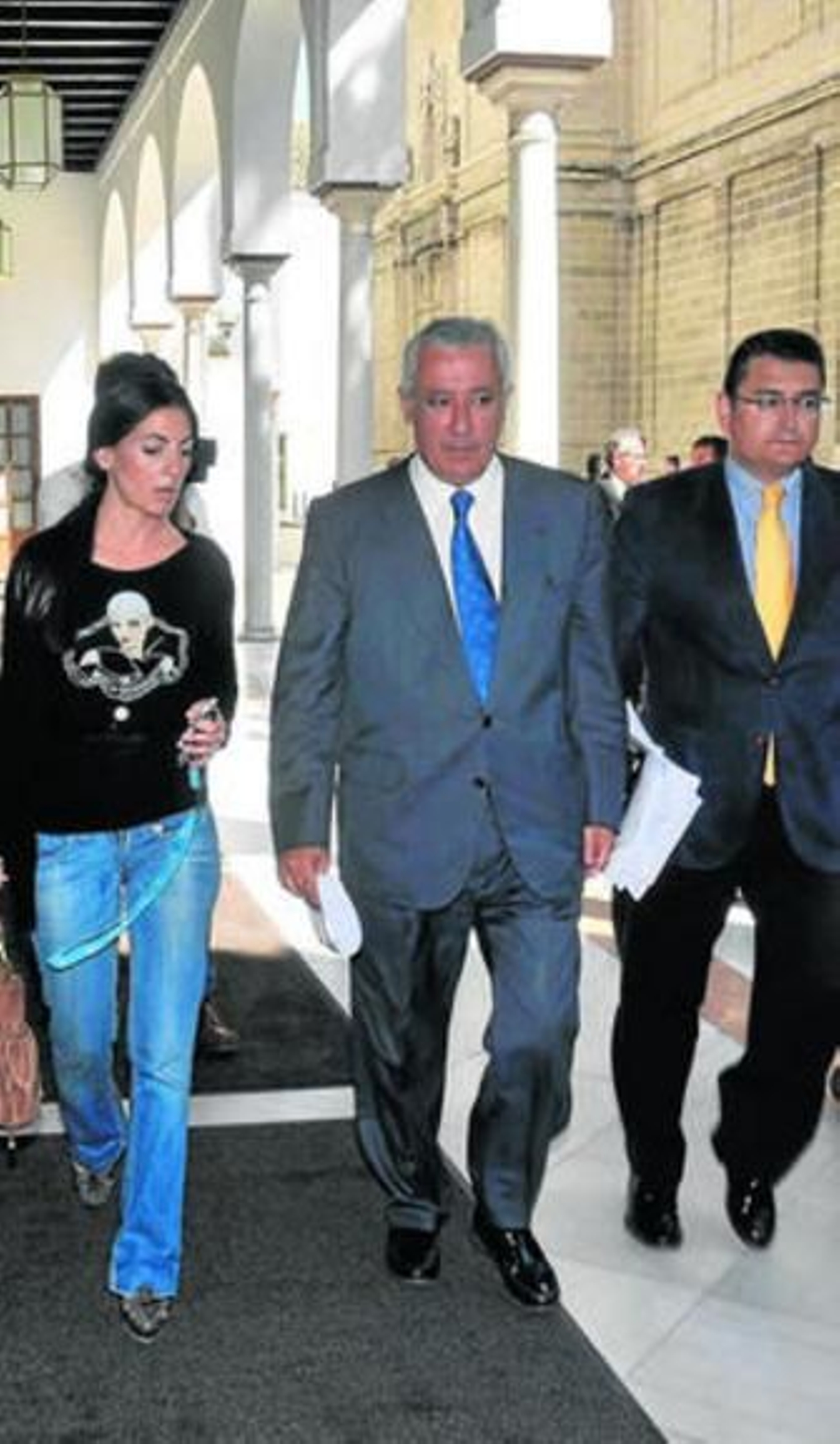 Arenas camina por el Parlamento junto a Sanz y Rosario Soto.