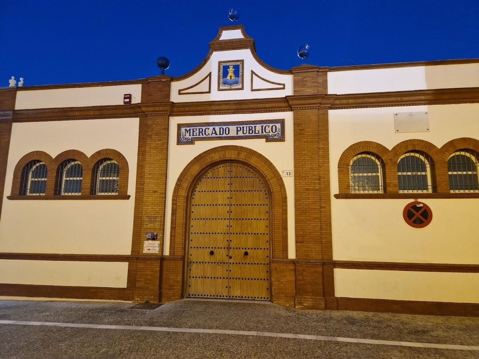 Fachada del mercado de abastos de Rota.