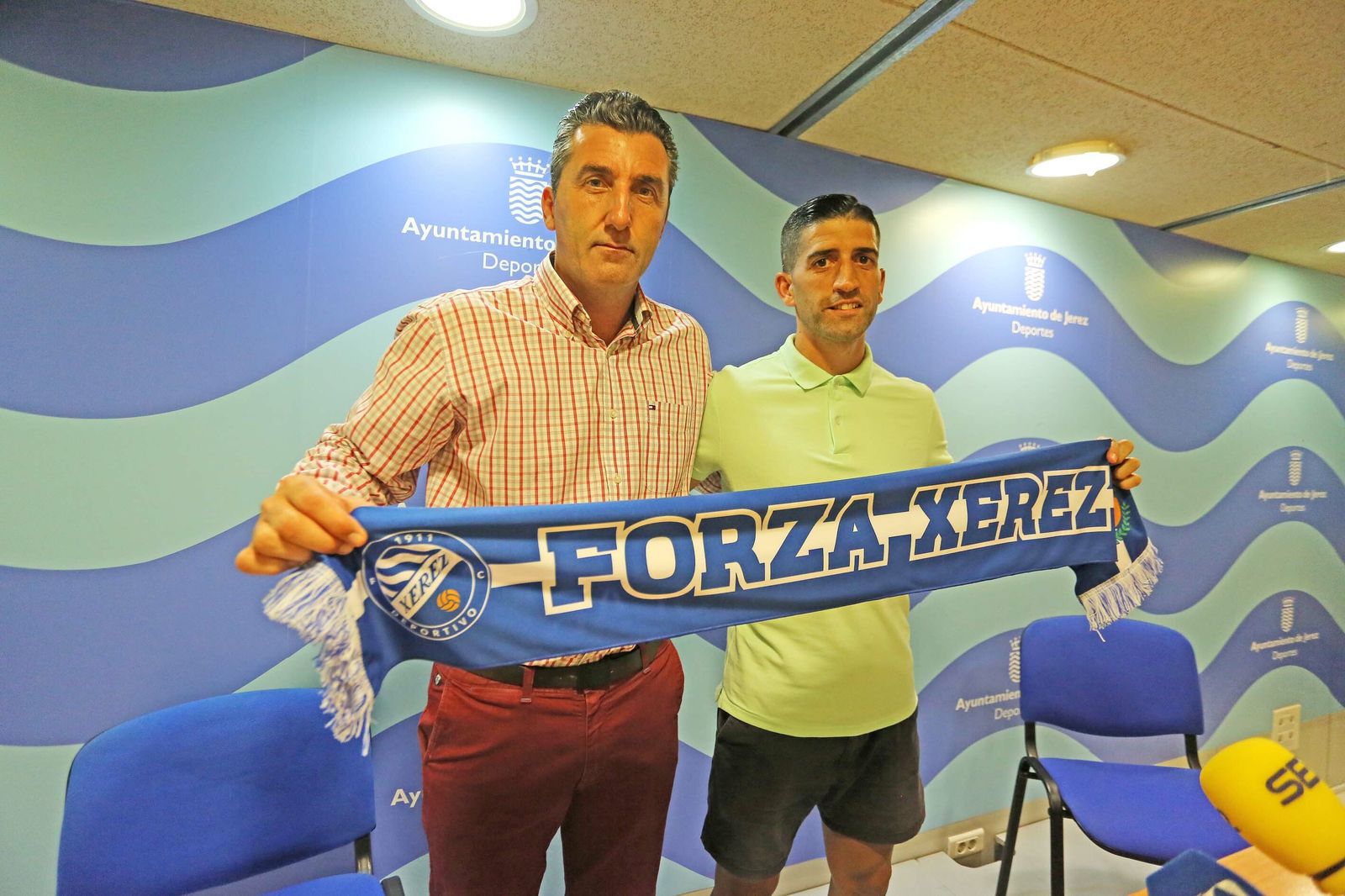 Sergio Narváez, sonriente junto a Edu Villegas durante su presentación como nuevo jugador del Xerez DFC.