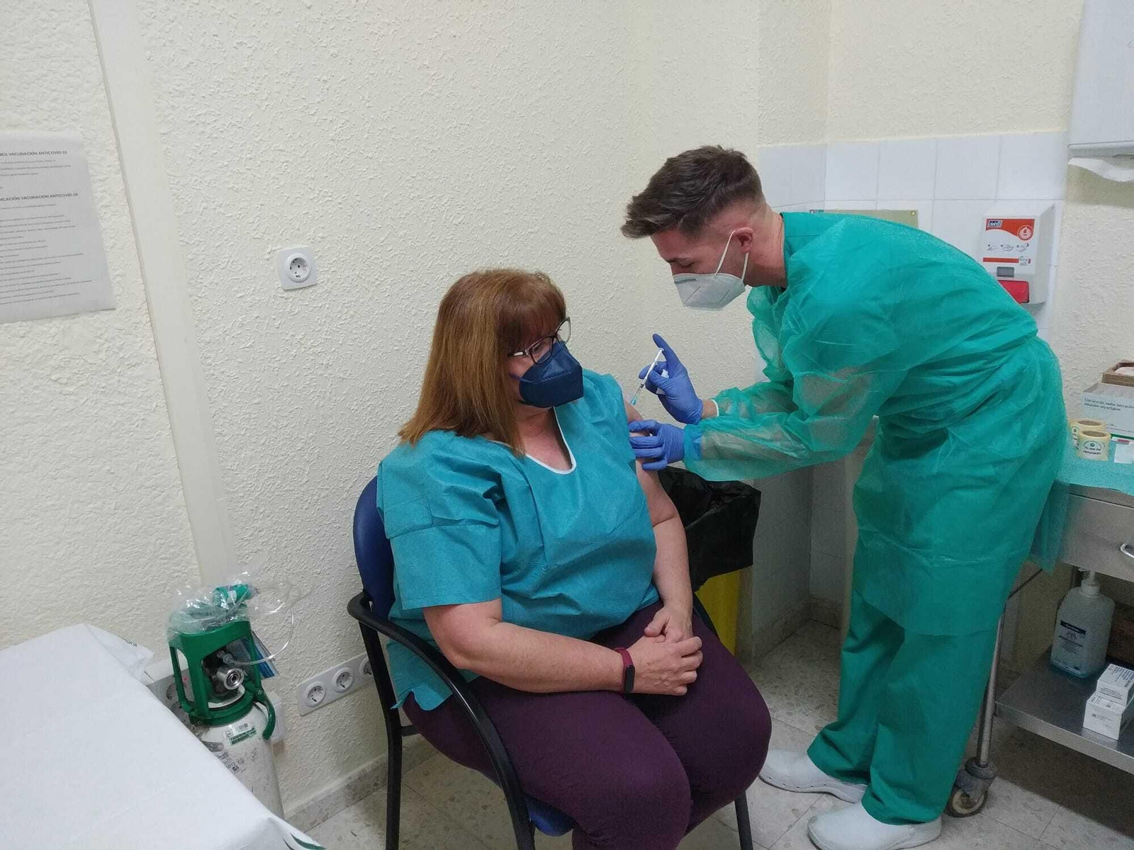 Flori Fernández recibe la primera dosis de la vacuna de Pfizer.