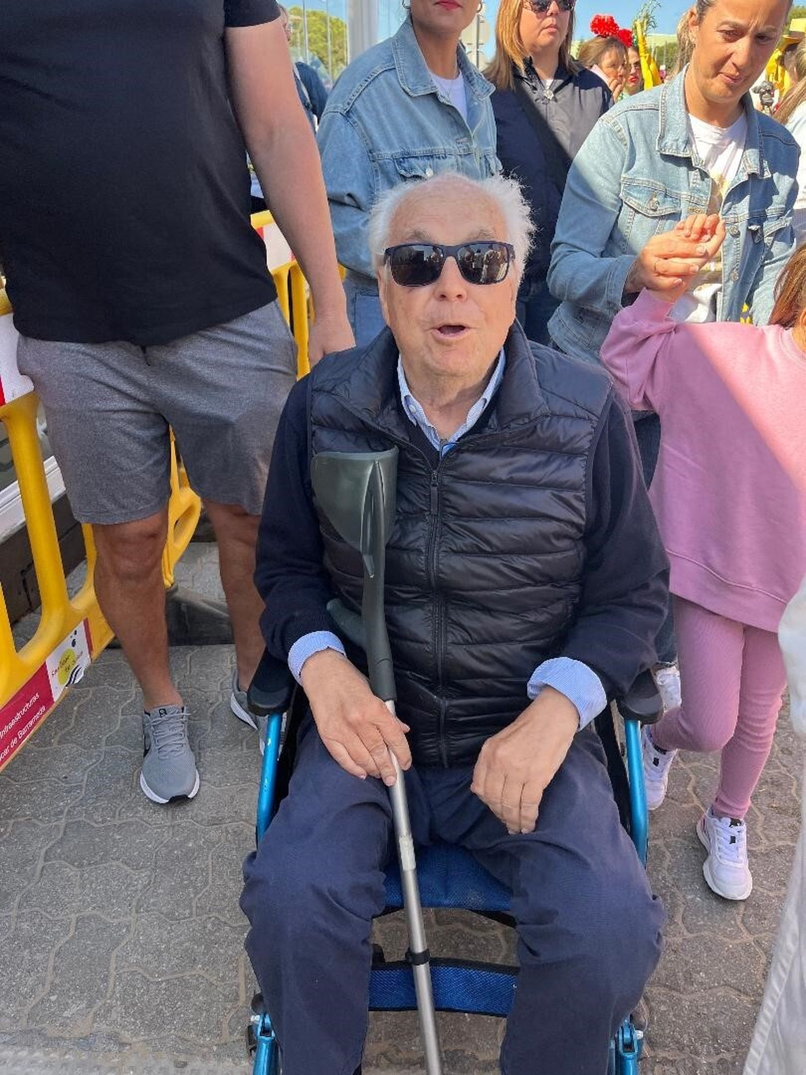 El escritor Eduando Mendicuti, disfrutando del embarque de los rocieros.