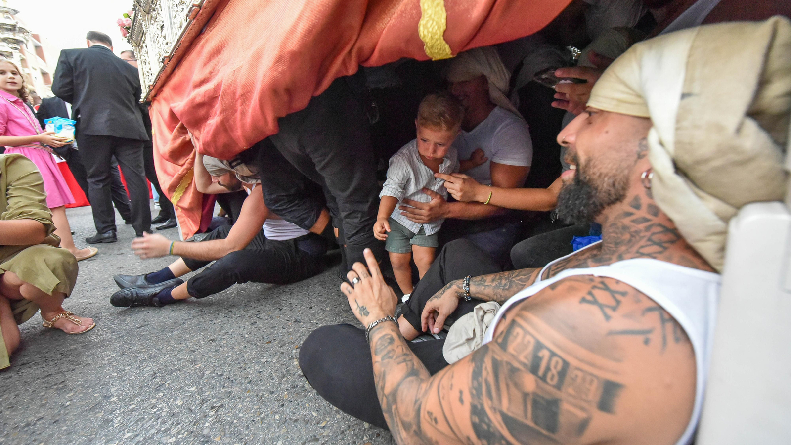 La Magna Mariana de Algeciras por la calle Convento, en imagenes