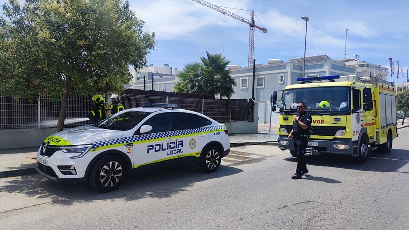 Policía y bomberos de Jerez en la calle Pintor Manuel Mayol Rubio