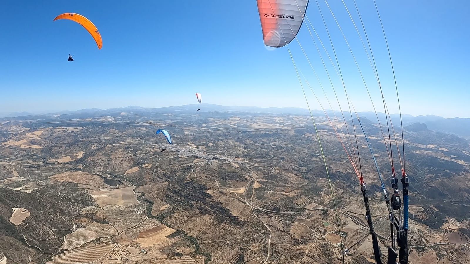Varios pilotos de parapente durante la celebración de una jornada anterior de esta competición a nivel autonómico.
