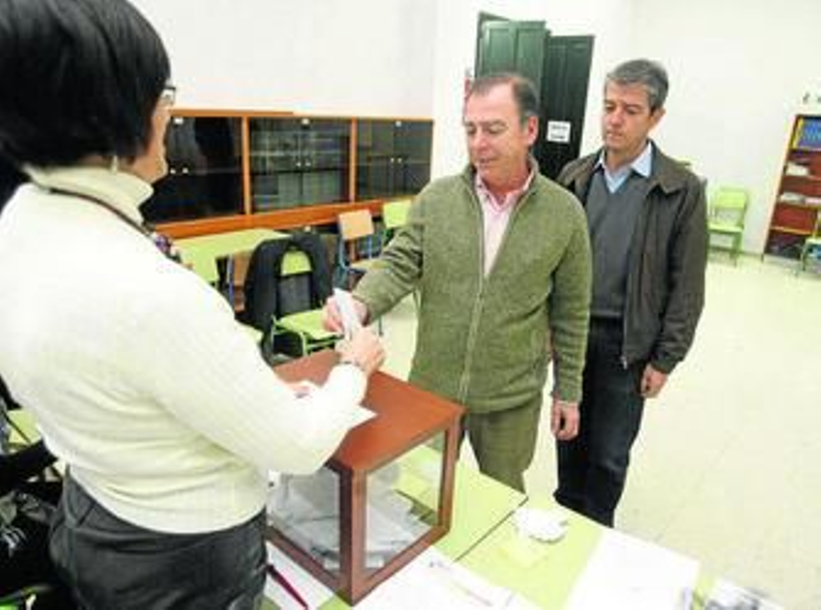 Un profesor deposita su voto, ayer, en la urna del instituto Luis de Góngora.