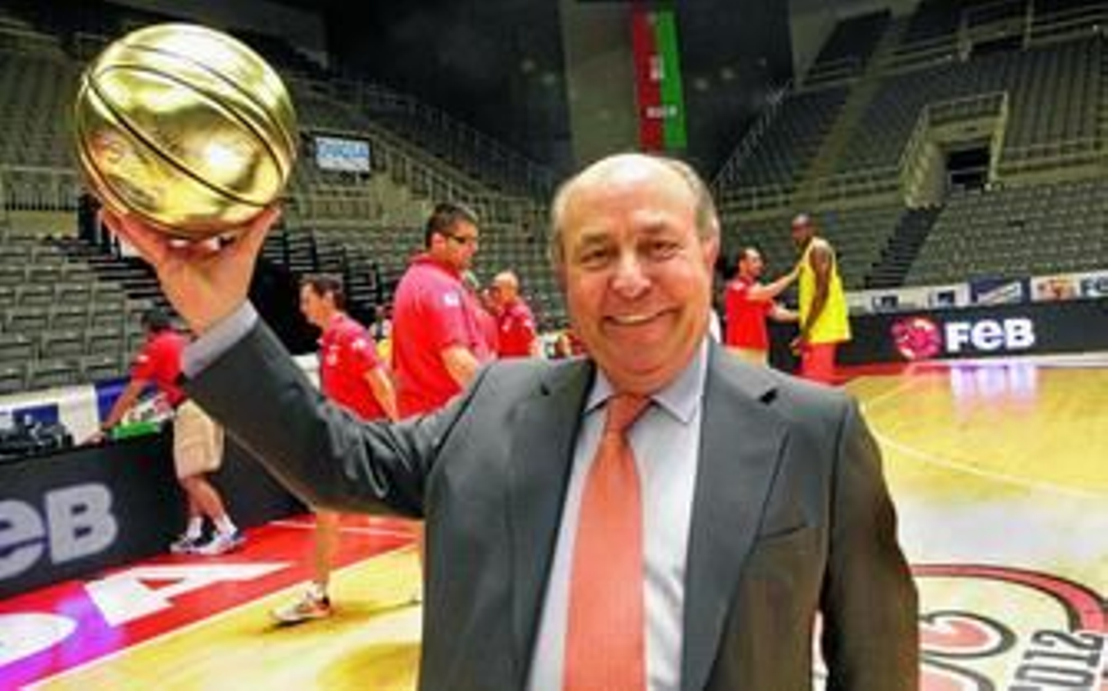 El alcalde de Granada, José Torres, posa con un balón dorado firmado por los jugadores de la selección (detrás) en su última visita al Palacio.