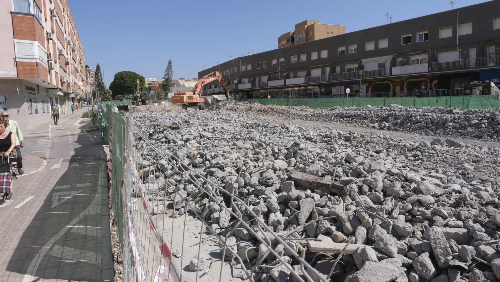 El Puente de la Avenida del Mediterráneo en su última fase de desmantelamiento, en imágenes