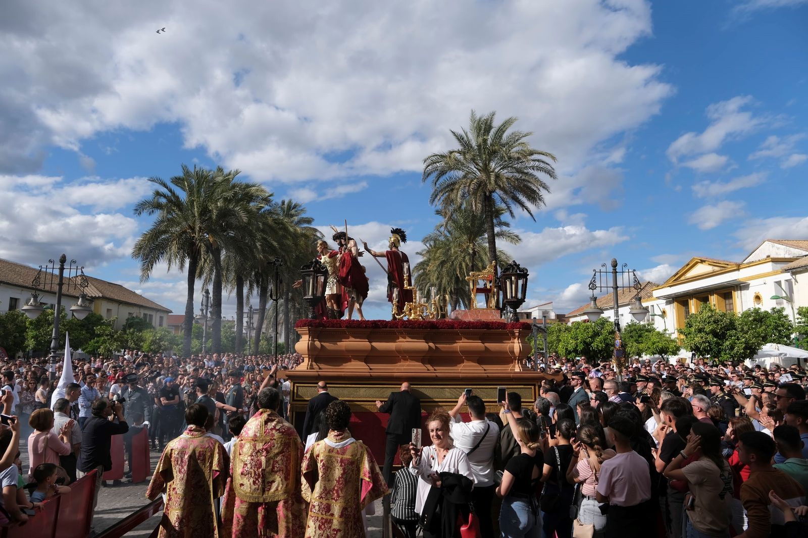 Sábado de Pasión en Córdoba: la procesión de la hermandad de la Presentación al Pueblo de Córdoba, en imágenes