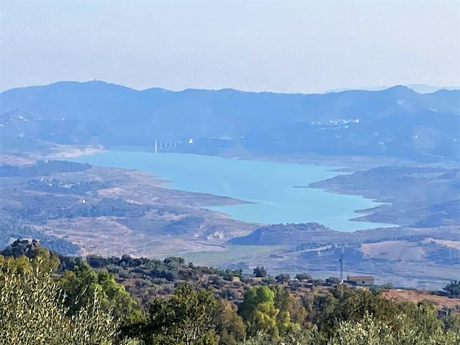 Vista del embalse de La Viñuela desde Periana, esta semana. Vista del embalse de La Viñuela desde Periana, esta semana.