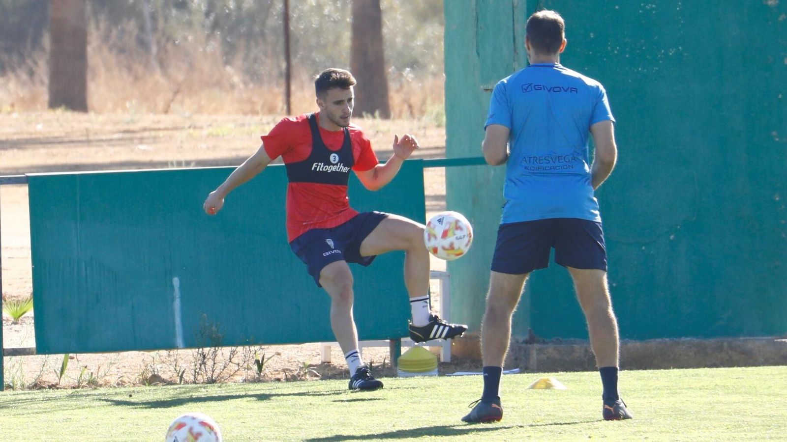 Ekaitz Jiménez toca balón con el recuperador en el entrenamiento del Córdoba CF.