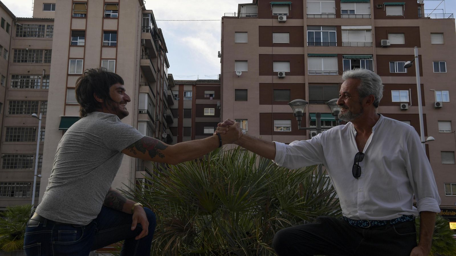 El realizador choca su mano con el actor Ángel Navarro.