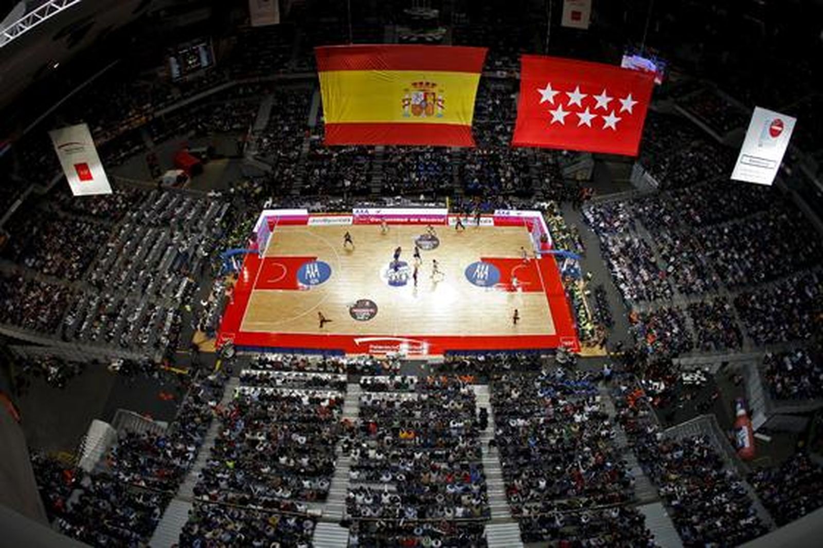 El Barcelona vence en la final de la Copa del Rey ante el Real Madrid por segundo año consecutivo  (68-60). / EFE