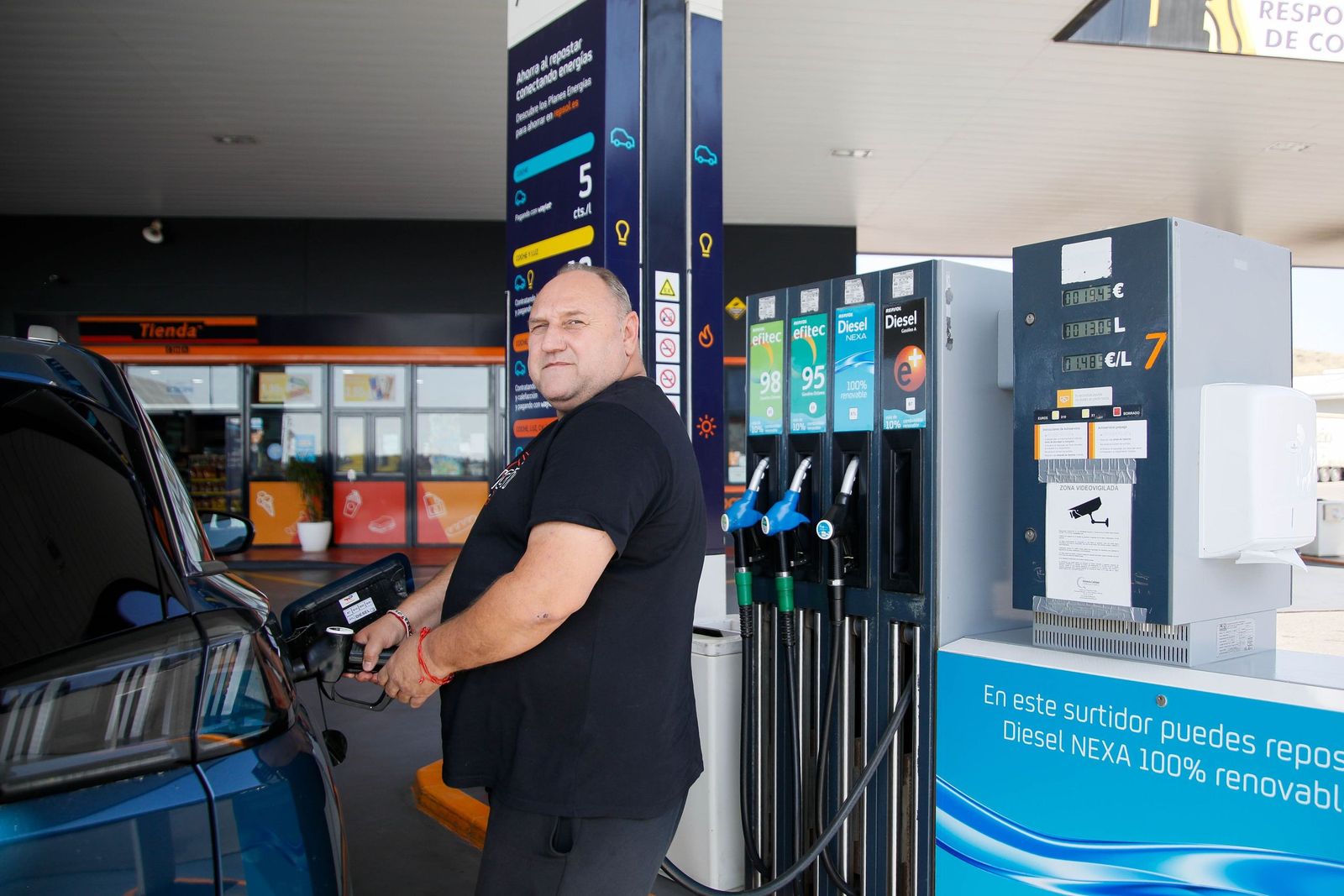 Un cliente reposta gasolina en uno de los establecimientos de la provincia de Almería.