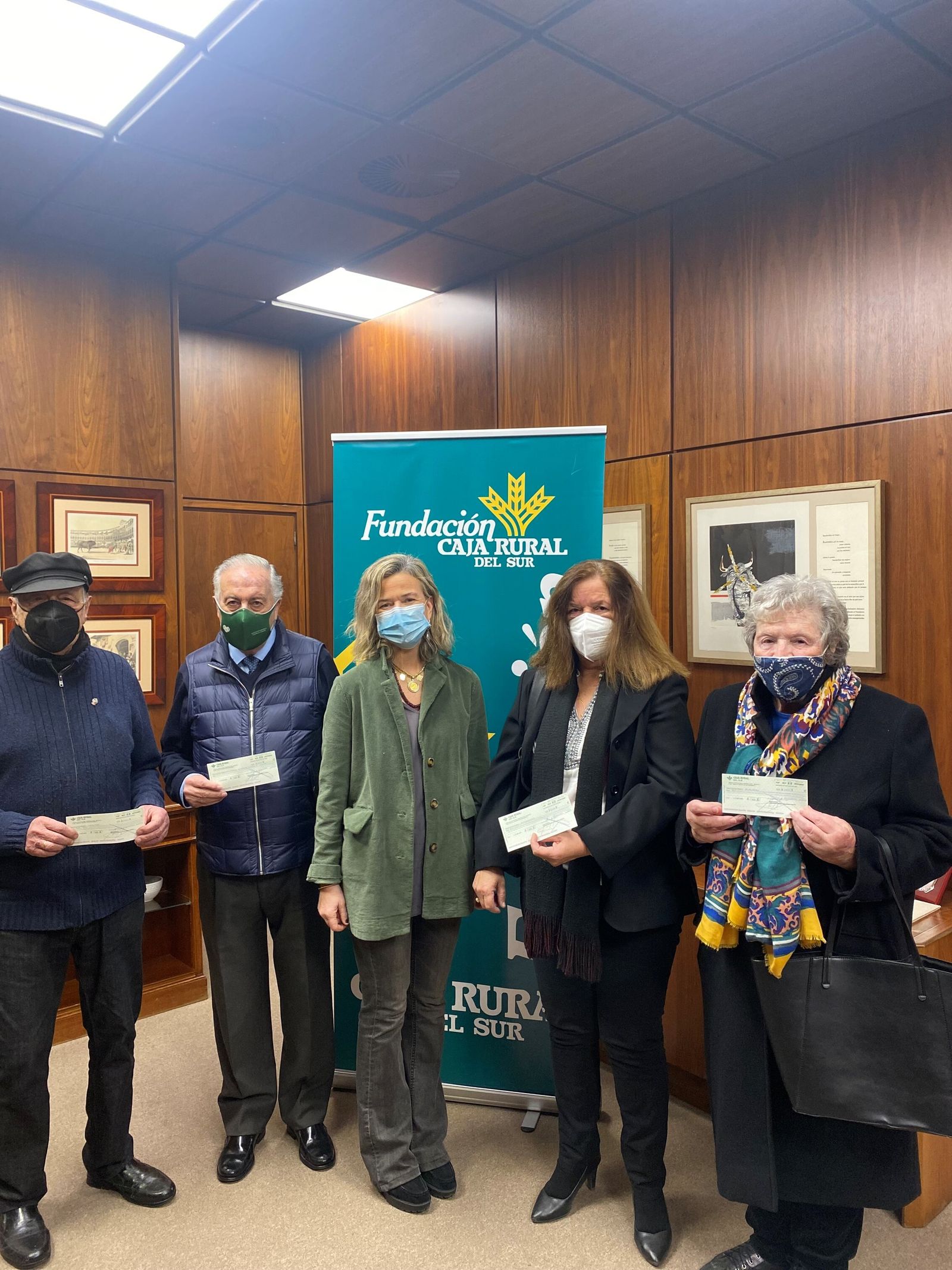 Entrega de la recaudación solidaria de la exposición.